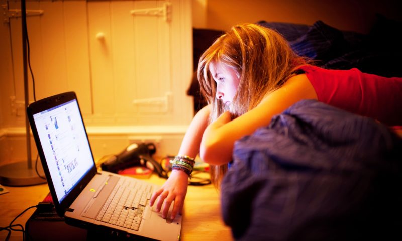 Eropa akan Larang Remaja Akses Internet dan Facebook?