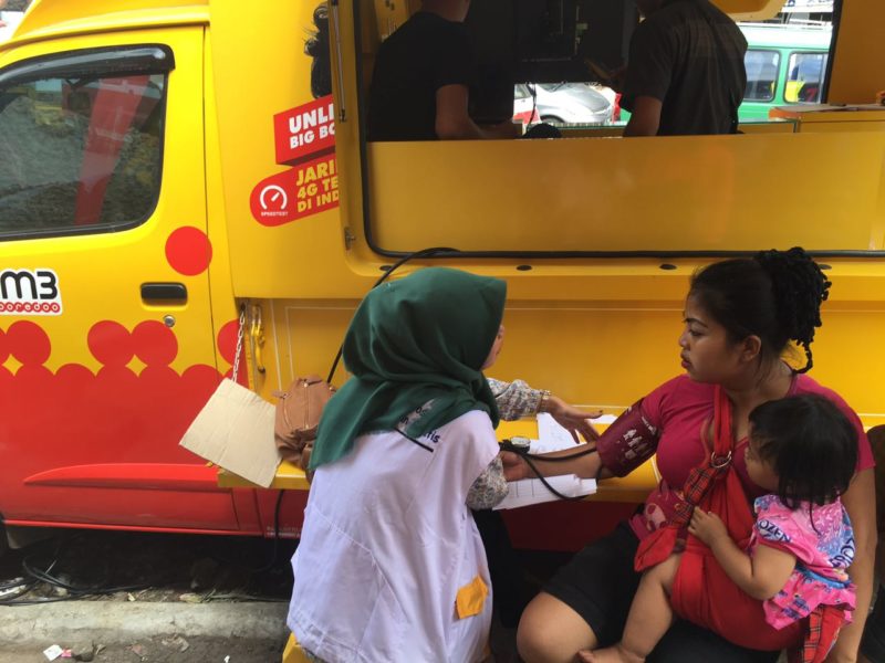 Indosat Sediakan Mobil Klinik untuk Korban Banjir Bandang di Garut