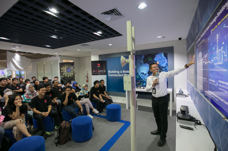 Huawei Experience Day Ketiga Tandai Rampungnya Program SmartGen Tahun Ini