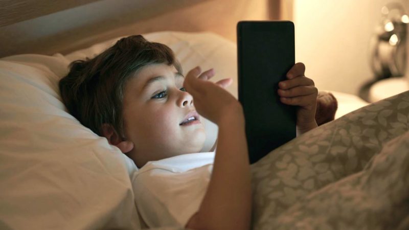 Main Gadget Malam Hari Bikin Anak-anak Susah Tidur