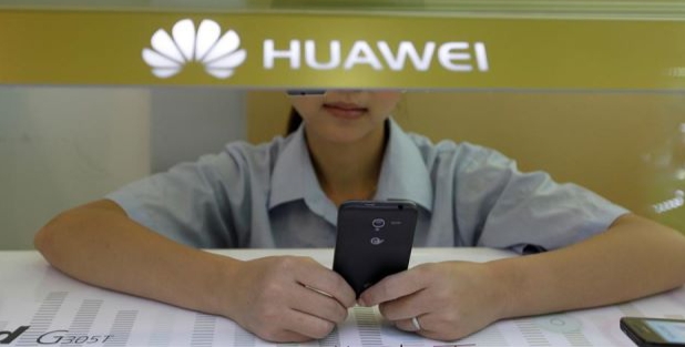 Nge-tweet Pakai iPhone, Dua Karyawan Huawei Akhirnya Dapat Sanksi