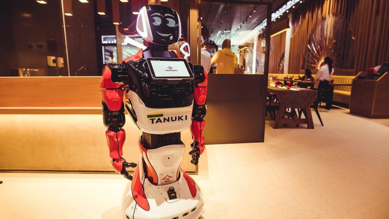 Unik! Robot Ini Sambut Tamu Restoran dengan Tarian dan Nyanyian