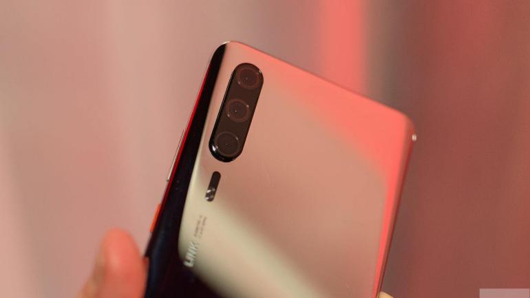 Dipotret Pakai Huawei P30, Foto Pre-wedding Ini Langsung Viral