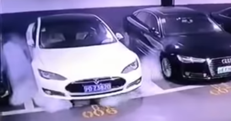 Mobil Listrik Tesla Meledak di Tempat Parkir?