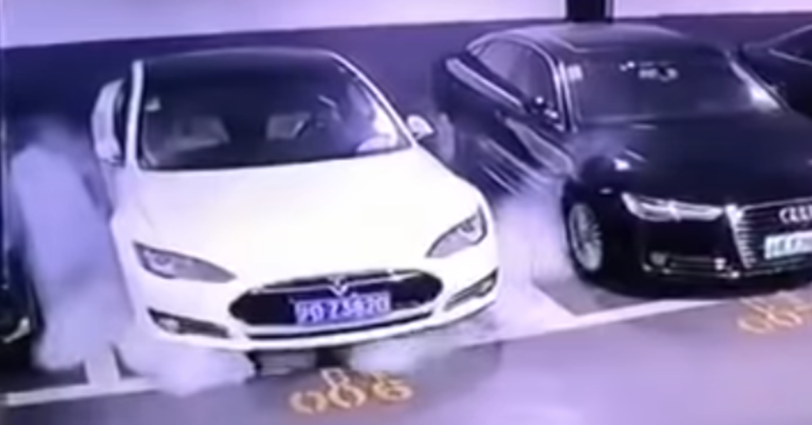  Mobil  Listrik  Tesla  Meledak di Tempat Parkir Telko id