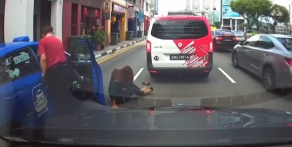 Ini Akibatnya Menyebrang Jalan Sambil Menelpon