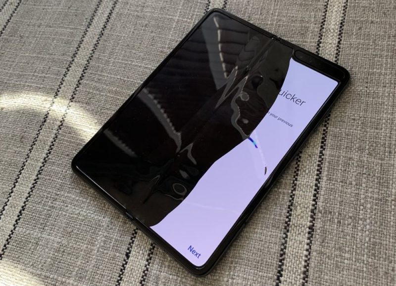 Layar Galaxy Fold Rusak, Samsung: Jangan Cabut Lapisan Layarnya!