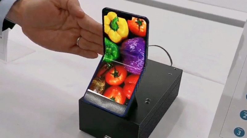 Mirip Motorola Razr, Begini Tampilan Smartphone Lipat Sharp