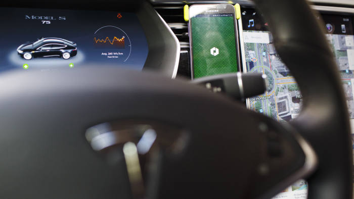 Taksi Robot Tesla Beroperasi Mulai 2020