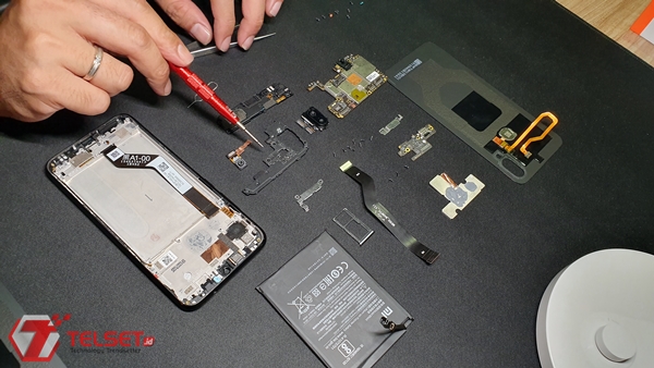 Membongkar Bagian Dalam Redmi Note 7, Ini Penampakannya