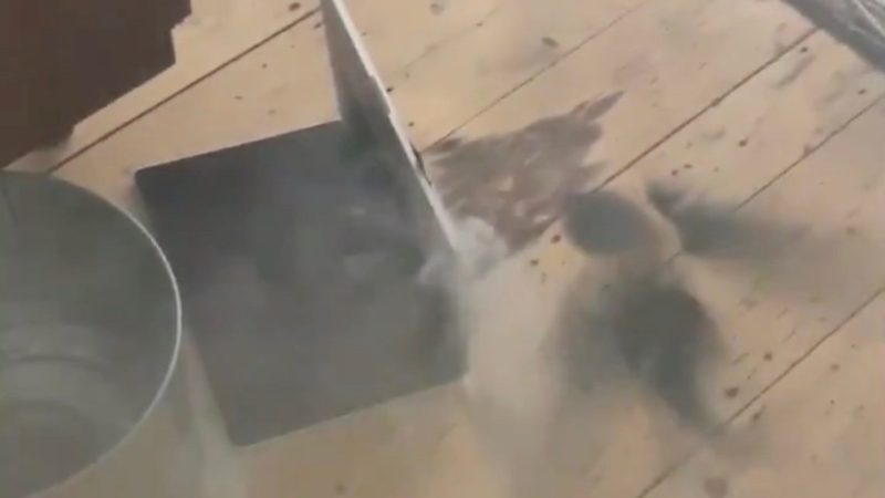 Upss! MacBook Pro Tiba-tiba Meledak dan Terbakar