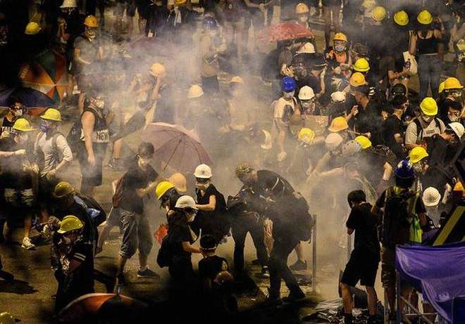 Akali Kamera Polisi, Demonstran di Hong Kong Pakai Laser