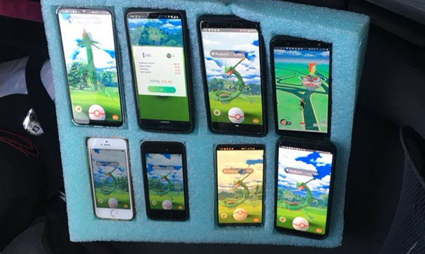 Buset! Sopir Ini Pakai 8 Ponsel untuk Main Pokemon Go