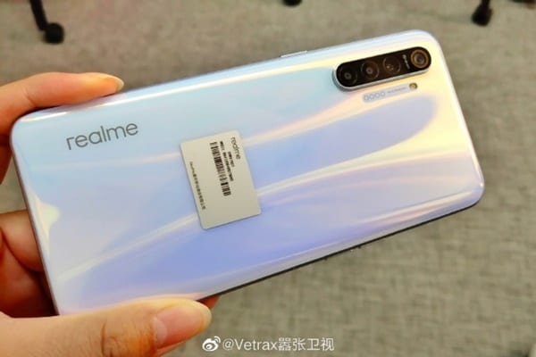 Gak Punya Kamera Pop-up, Begini Tampang Realme XT