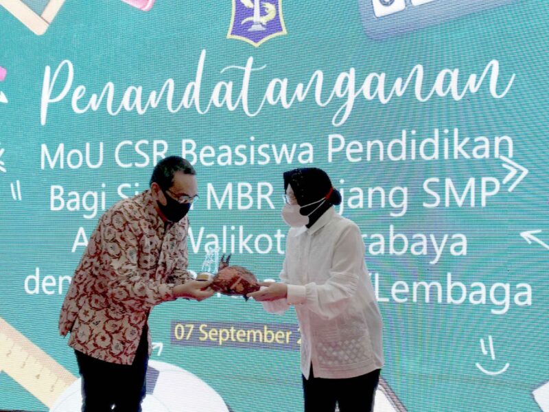 Indosat Ooredoo Berikan Beasiswa Bagi Siswa SLTP di Surabaya