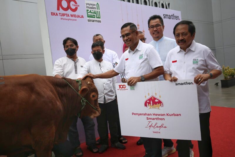 Smartfren dan Yayasan Muslim Sinar Mas Serahkan Belasan Hewan Qurban