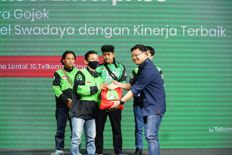 Telkomsel Bagikan Paket Sembako Pada 250 Pengemudi Gojek