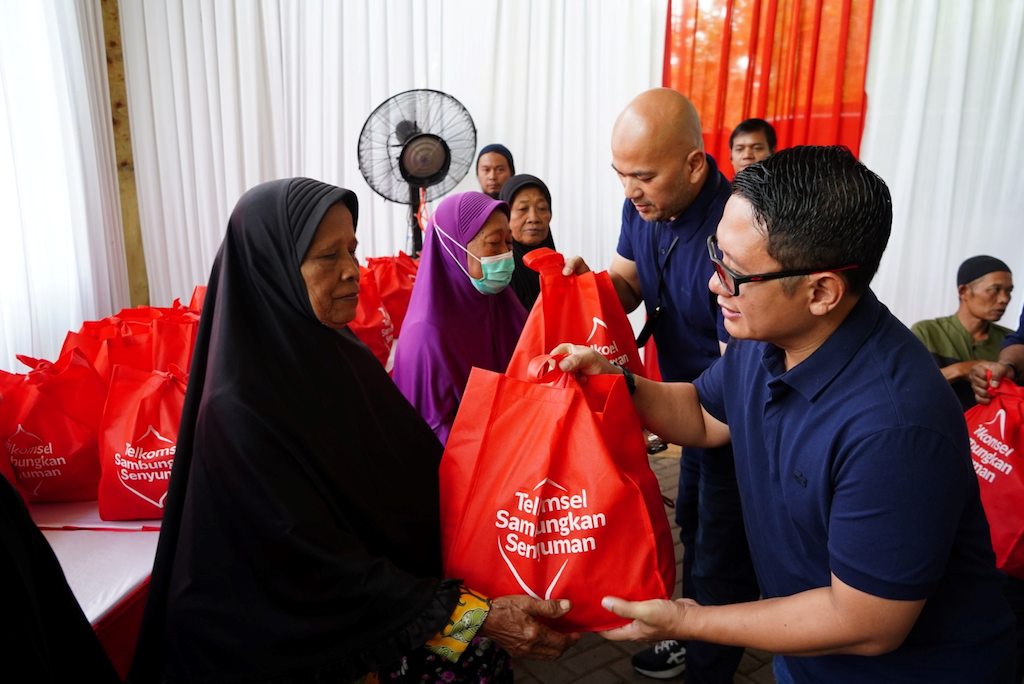 Telkomsel Sambungkan Senyuman