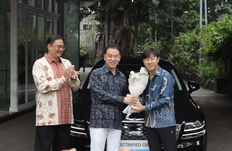 Hyundai Apresiasi Pesepakbola Indonesia Dengan Genesis Electrified G80