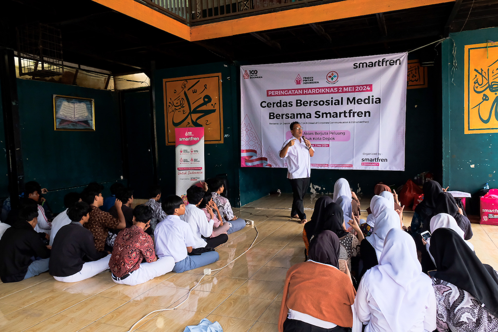 Smartfren Berbagi Laptop, Wujukan Pemerataan Literasi Digital