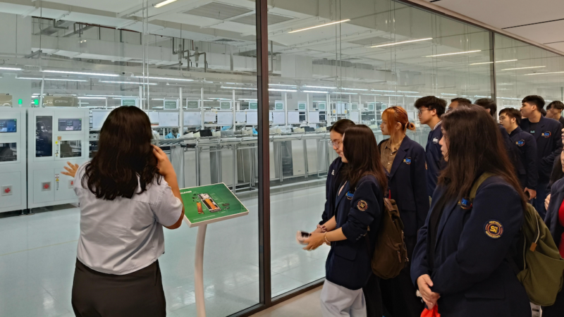 Oppo Pamer Teknologi Automation Robotic di Pabrik Pada Mahasiswa