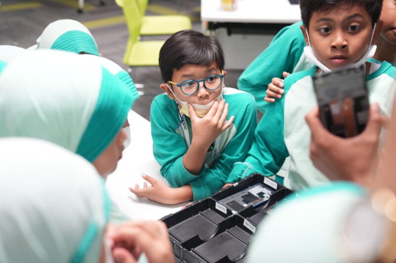 Keseruan Siswa Hanifa Islamic School Kunjungi Pabrik Oppo