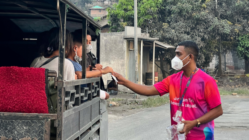Indosat Sigap Bantu Korban Erupsi Gunung Lewotobi