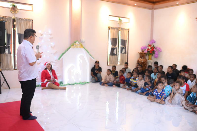 Indosat Berbagi Kasih Lewat Hadiah Natal untuk Anak di NTT