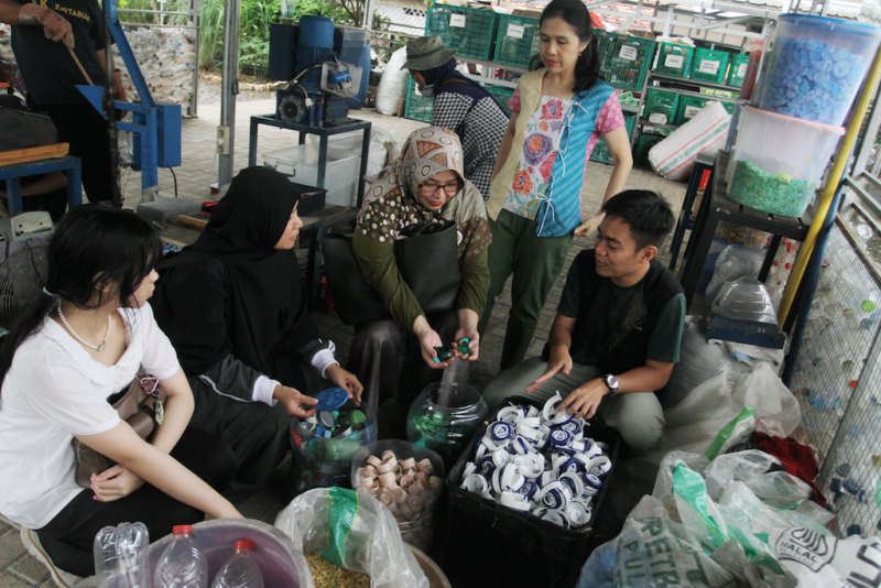 Smartfren dan Kertabumi Beri Pelatihan Daur Ulang Sampah