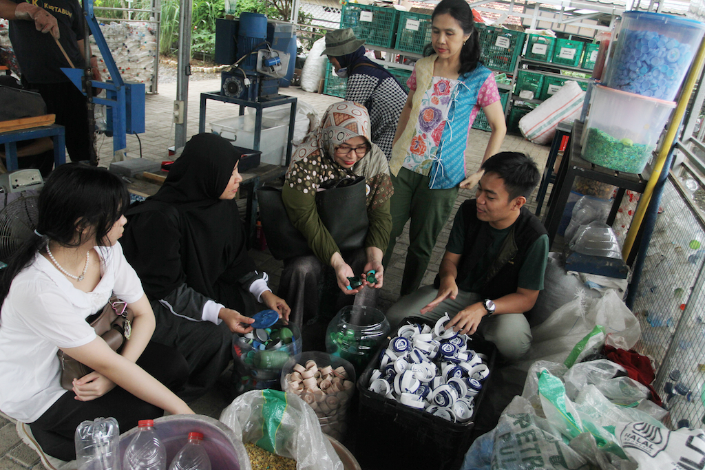 Smartfren dan Kertabumi Beri Pelatihan Daur Ulang Sampah
