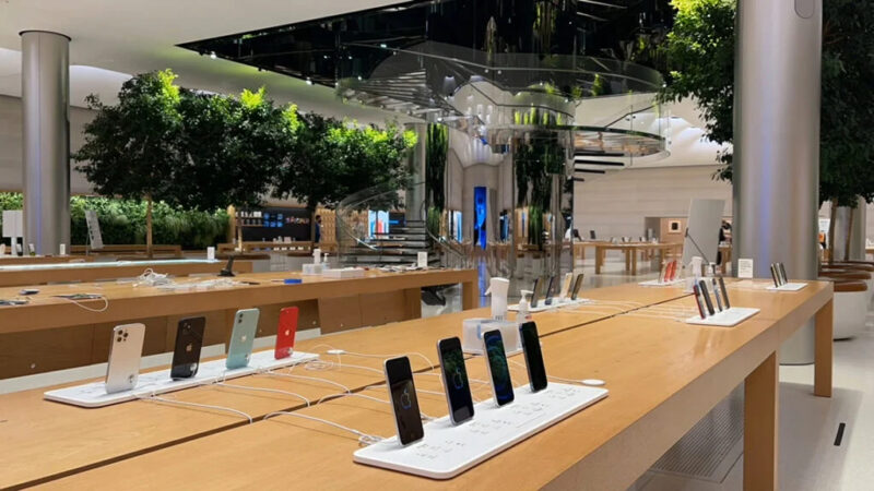 Apple Kirim Pesawat Kargo Penuh iPhone ke AS untuk Hindari Tarif Baru