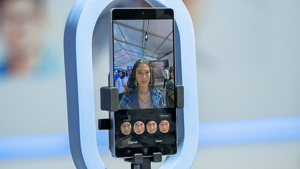 Content image for article: 3 Trik Jitu Bikin Konten Hangout Makin Keren dengan Galaxy S25 Series