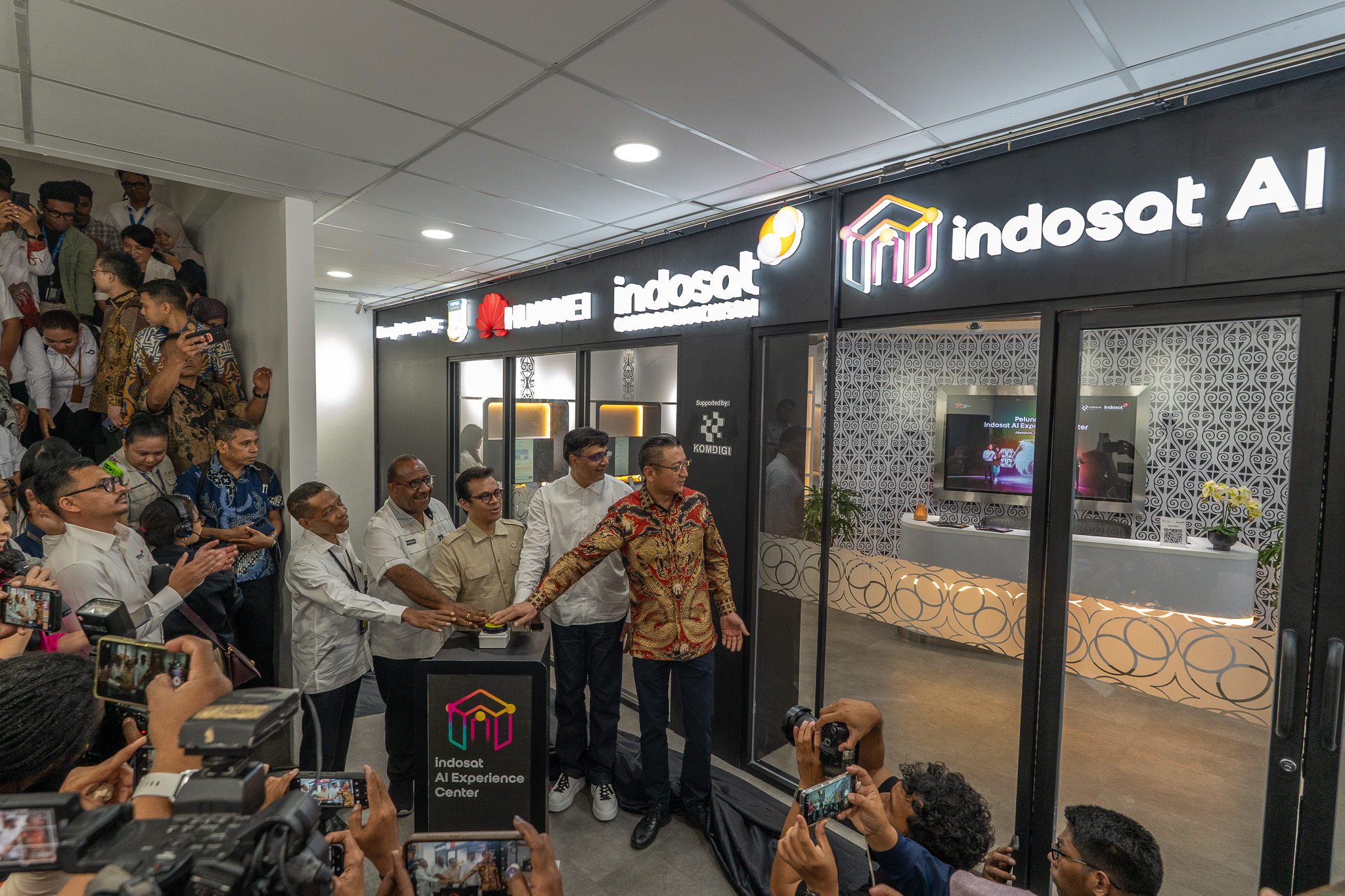Content image for article: Indosat Hadirkan AI Experience Center di Jayapura, Transformasi Digital Sampai ke Ujung Timur