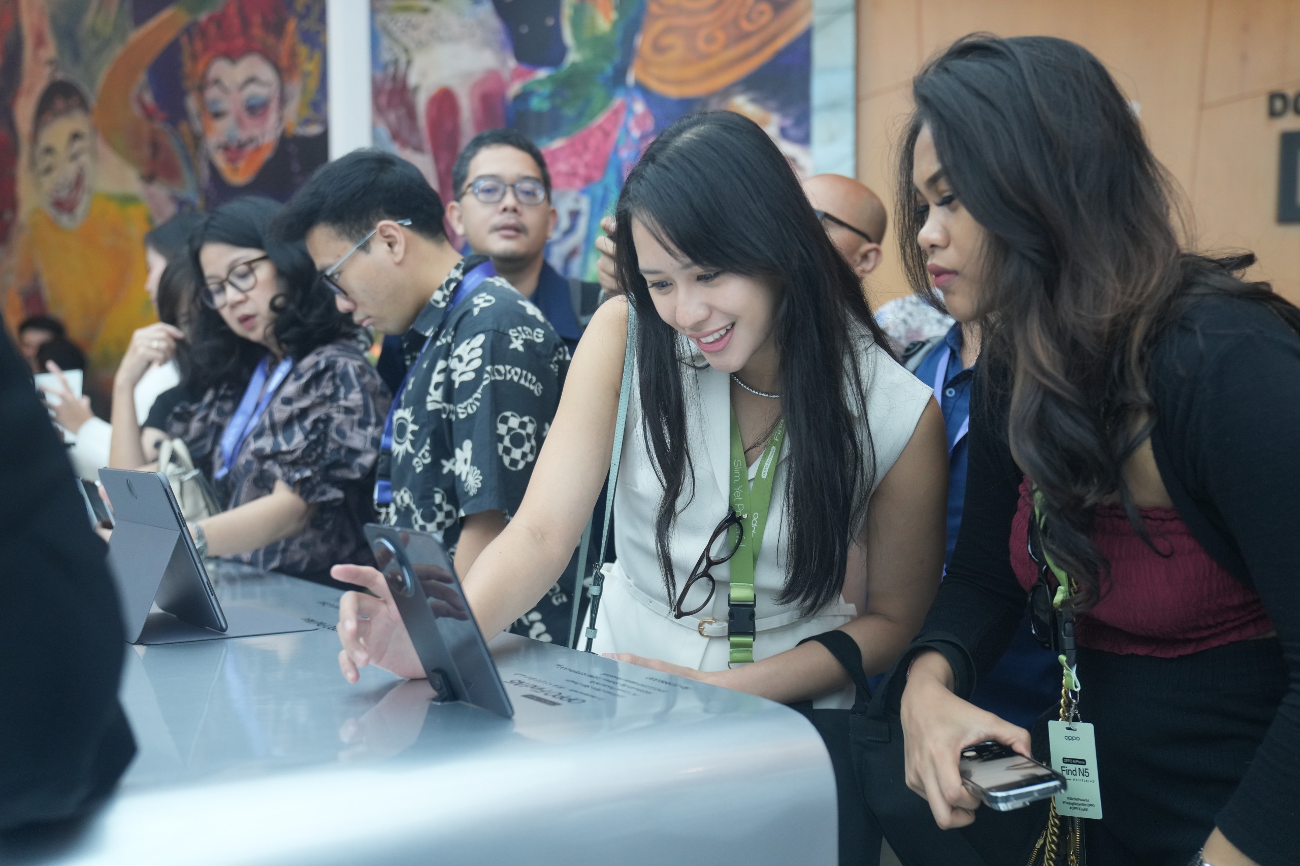 Foto: Antuiasm tinggi tamu undangan penuhi Experience Zone OPPO Find N5)