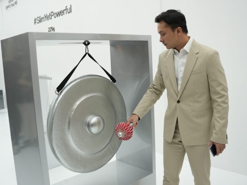 Nicholas Saputra coba langsung ketahanan engsel Find N5 digantungkan gong 20kg)