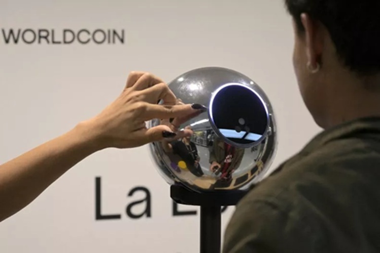 Kemkomdigi Bekukan Worldcoin: Risiko di Balik Scan Retina untuk Kripto