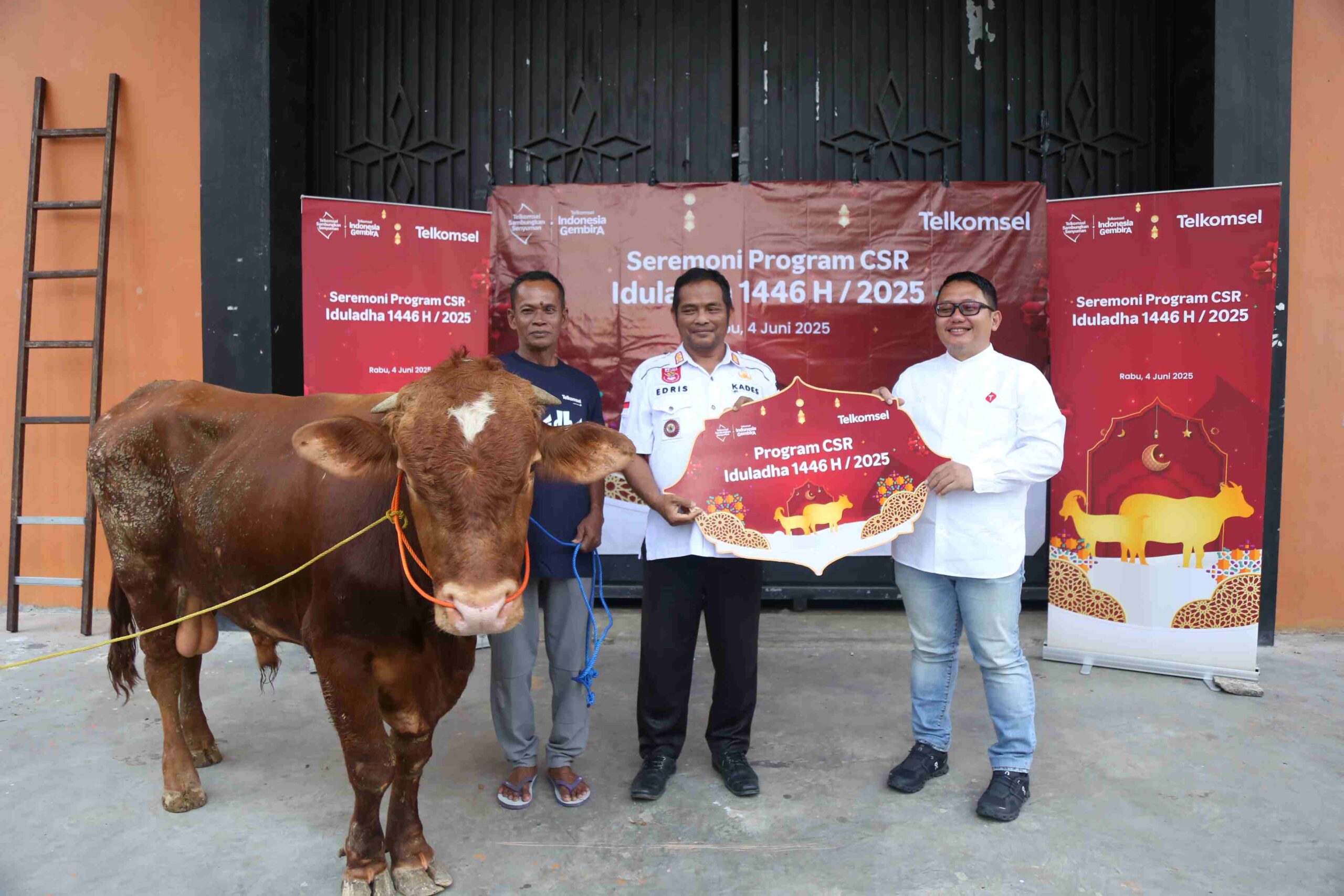 Content image for article: Telkomsel Salurkan 660 Hewan Kurban ke 42.000 Keluarga di Iduladha 1446 H