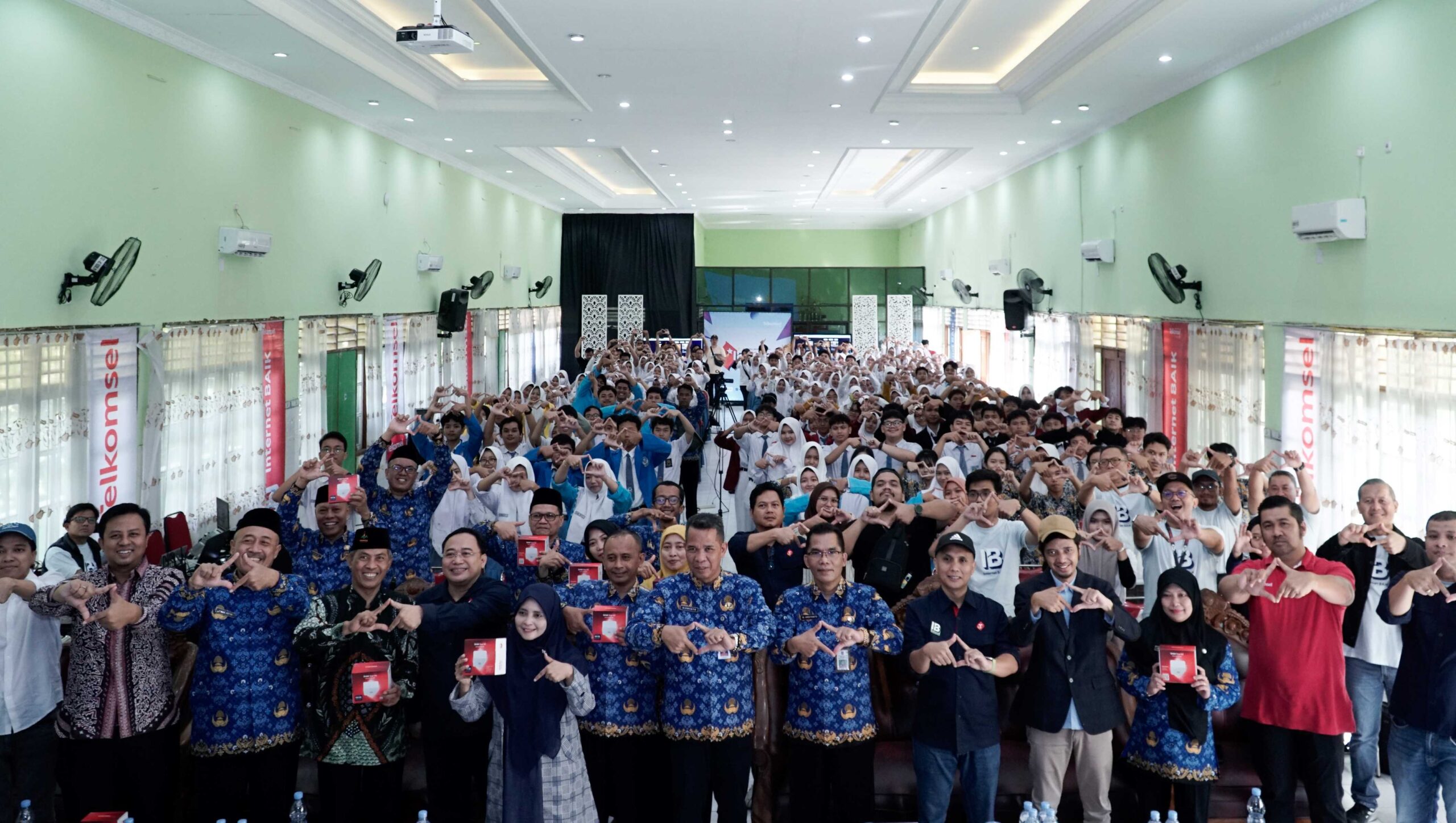 Content image for article: Telkomsel Sukses Gelar IBFEST Series 9, Bekali 10.000 Pelajar & Guru dengan Literasi AI