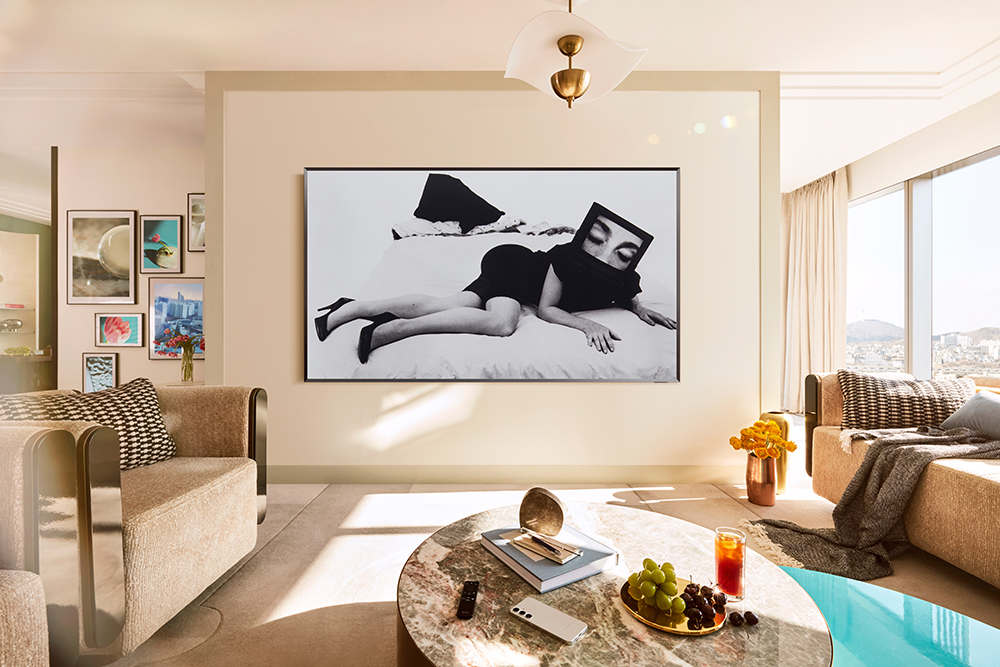 Seduction* (1985) karya Lynn Hershman Leeson ditampilkan di Neo QLED 8K dari Samsung.