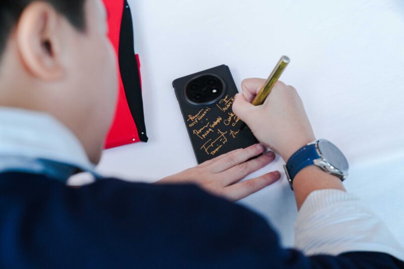 OPPO Find N5 Edisi Spesial Laku Rp2,5 Miliar di Lelang Amal