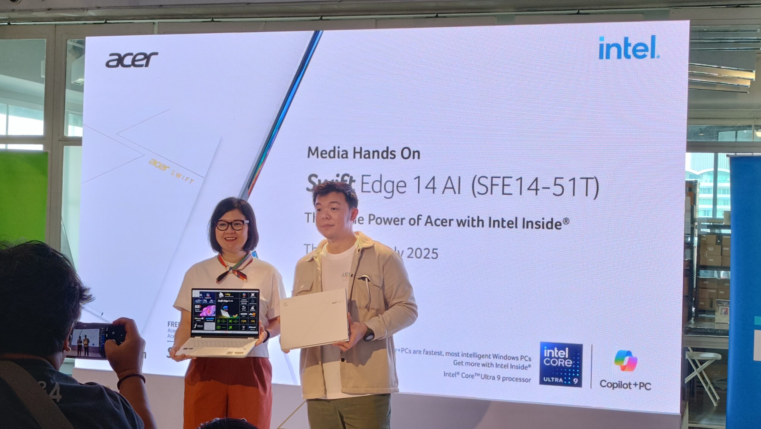 Content image for article: Acer Swift Edge 14 AI: Laptop Ultra Ringan Pertama dengan Layar OLED Corning Gorilla Glass Matte Pro