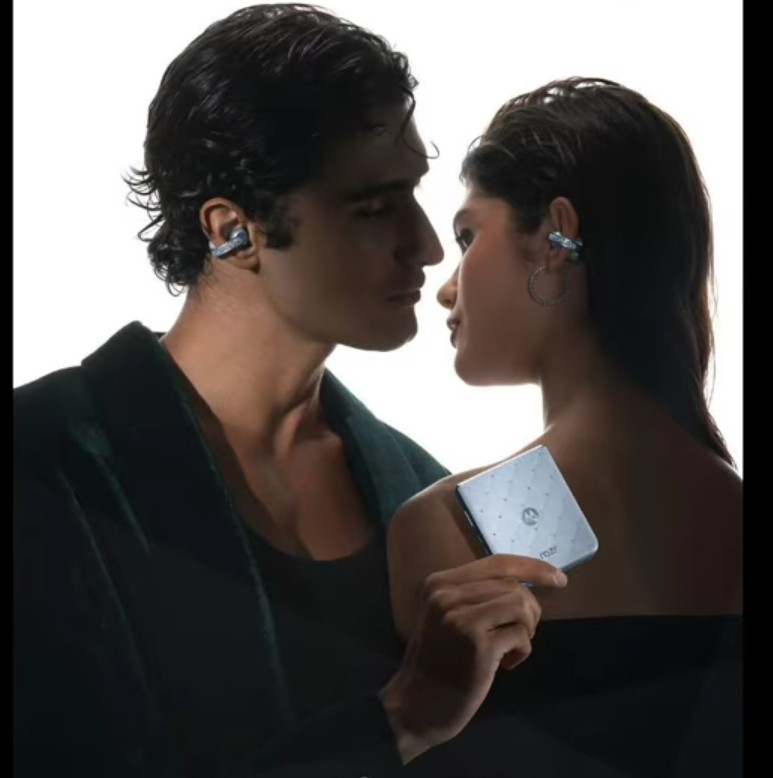 Content image for article: Motorola Razr 2025 Edisi Swarovski: Ponsel Lipat Mewah dengan Kristal Eksklusif