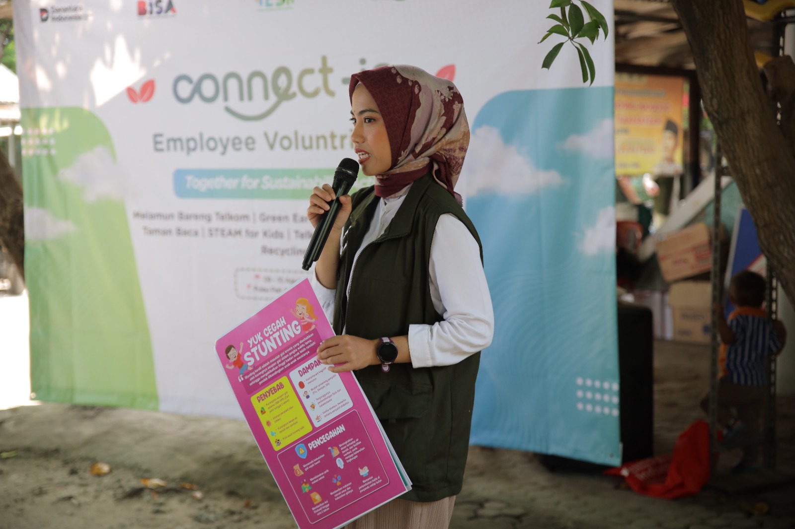 Content image for article: Telkom Gerakkan 50 Karyawan untuk Konservasi Lamun di Pulau Pari