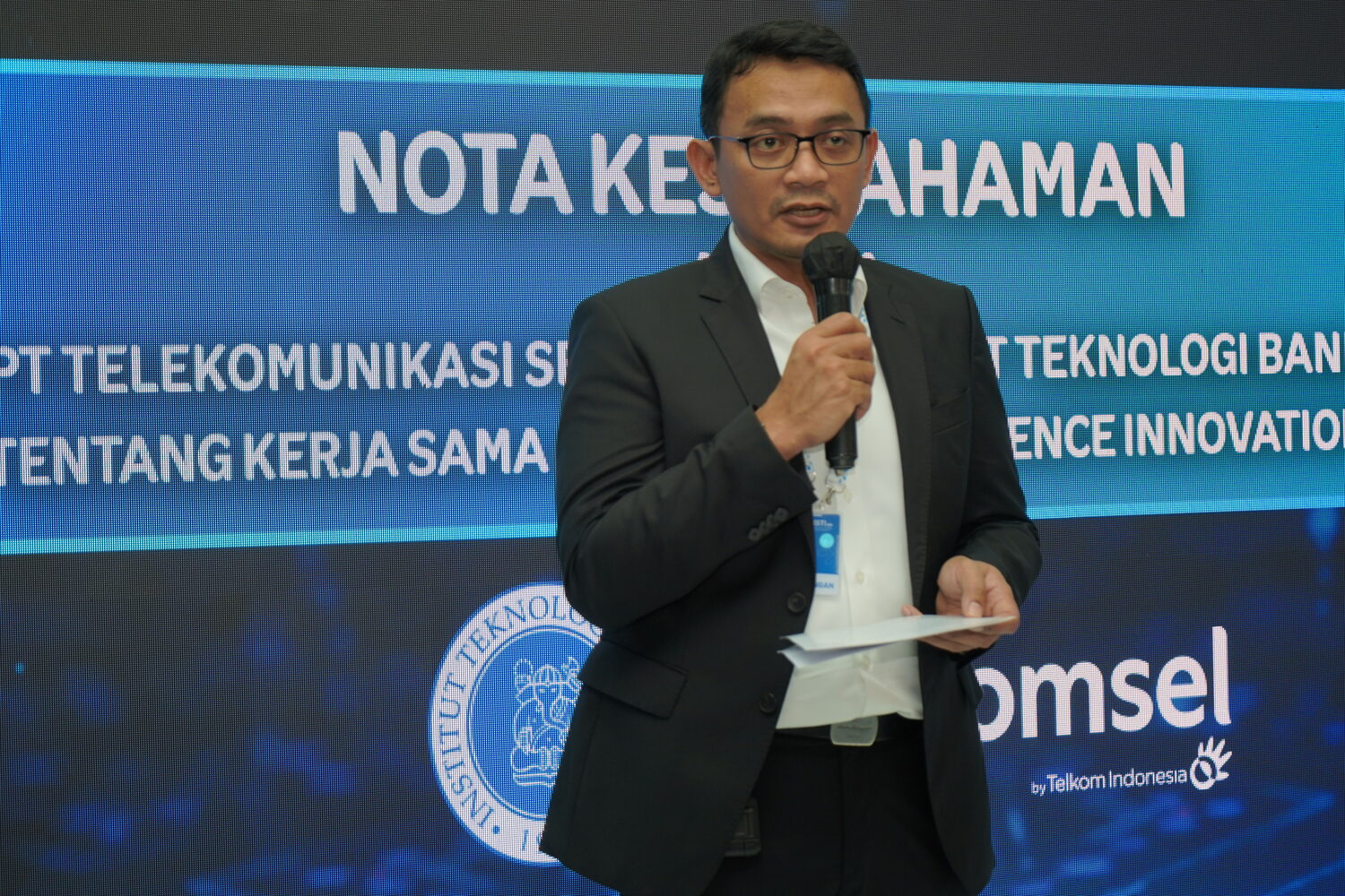 Content image for article: Telkomsel dan ITB Bangun AI Innovation Hub di KSTI 2025