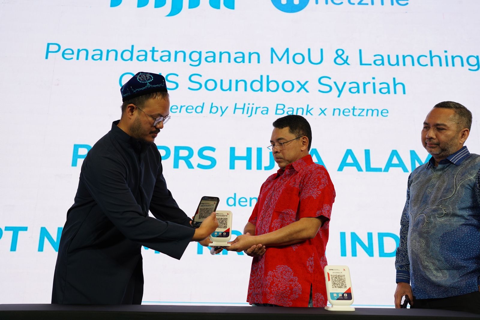 Content image for article: Hijra Bank dan Netzme Luncurkan QRIS Soundbox Syariah untuk UMKM