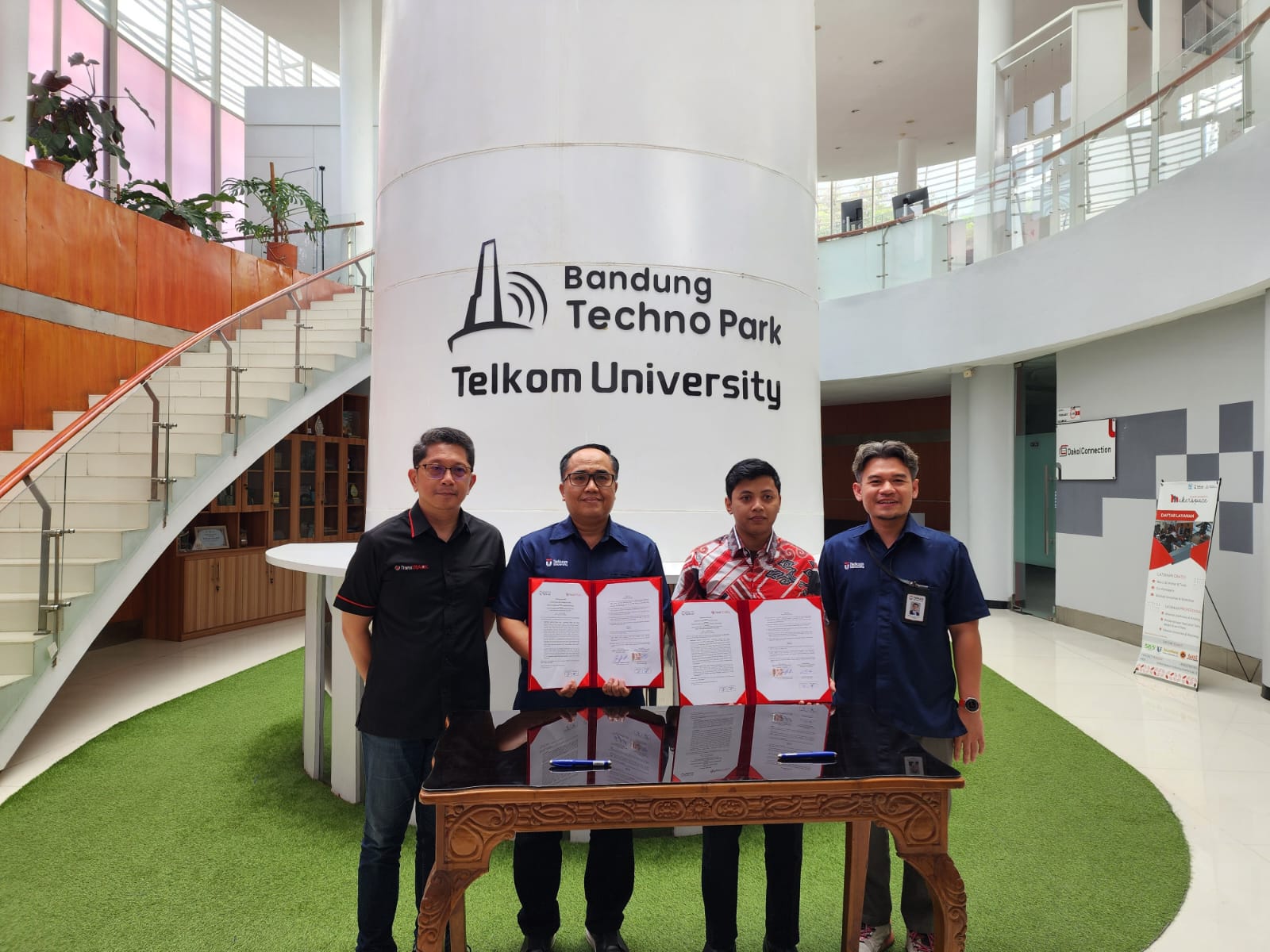 Content image for article: TransTRACK dan BTP Telkom University Jalin Kerja Sama Riset Inovatif