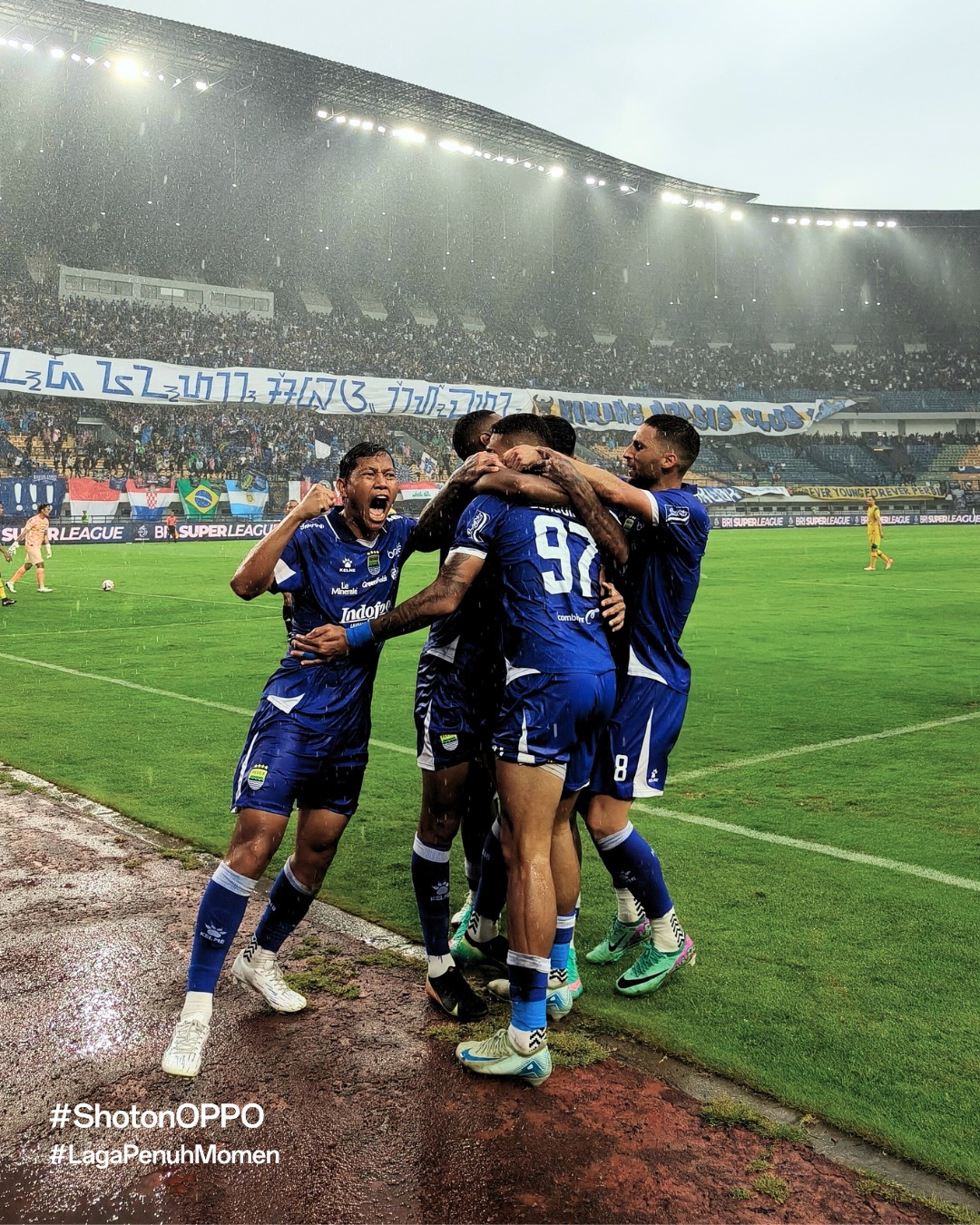 Content image for article: OPPO Reno14 Series Bantu Fans Abadikan Momen PERSIB vs PERSEBAYA