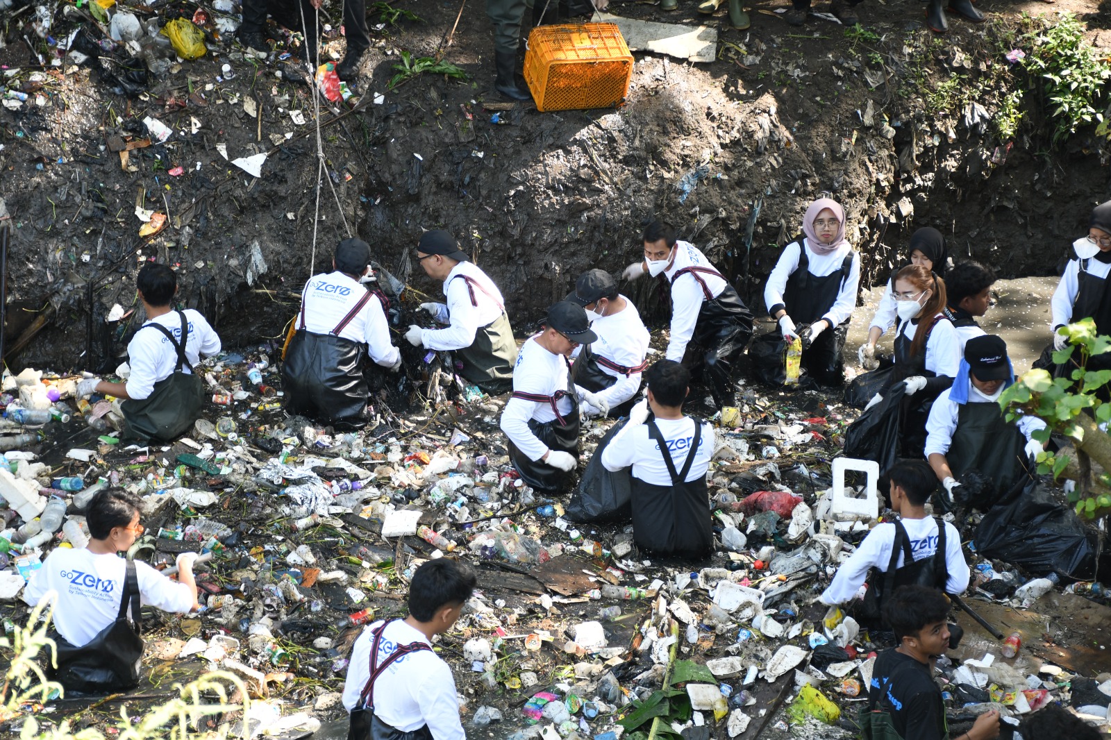 Content image for article: Telkom dan Pandawara Bersihkan 1.481 Kg Sampah di Sungai Cioray Bandung