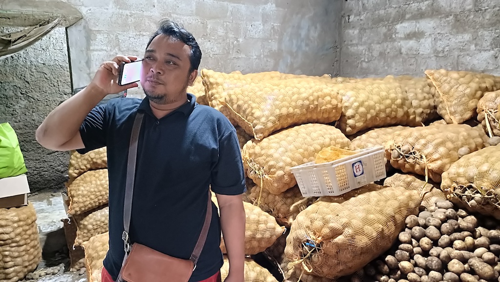 Content image for article: Kisah Asep: Dari Ikan Hias ke Kentang Dieng, Telkomsel Dukung UMKM
