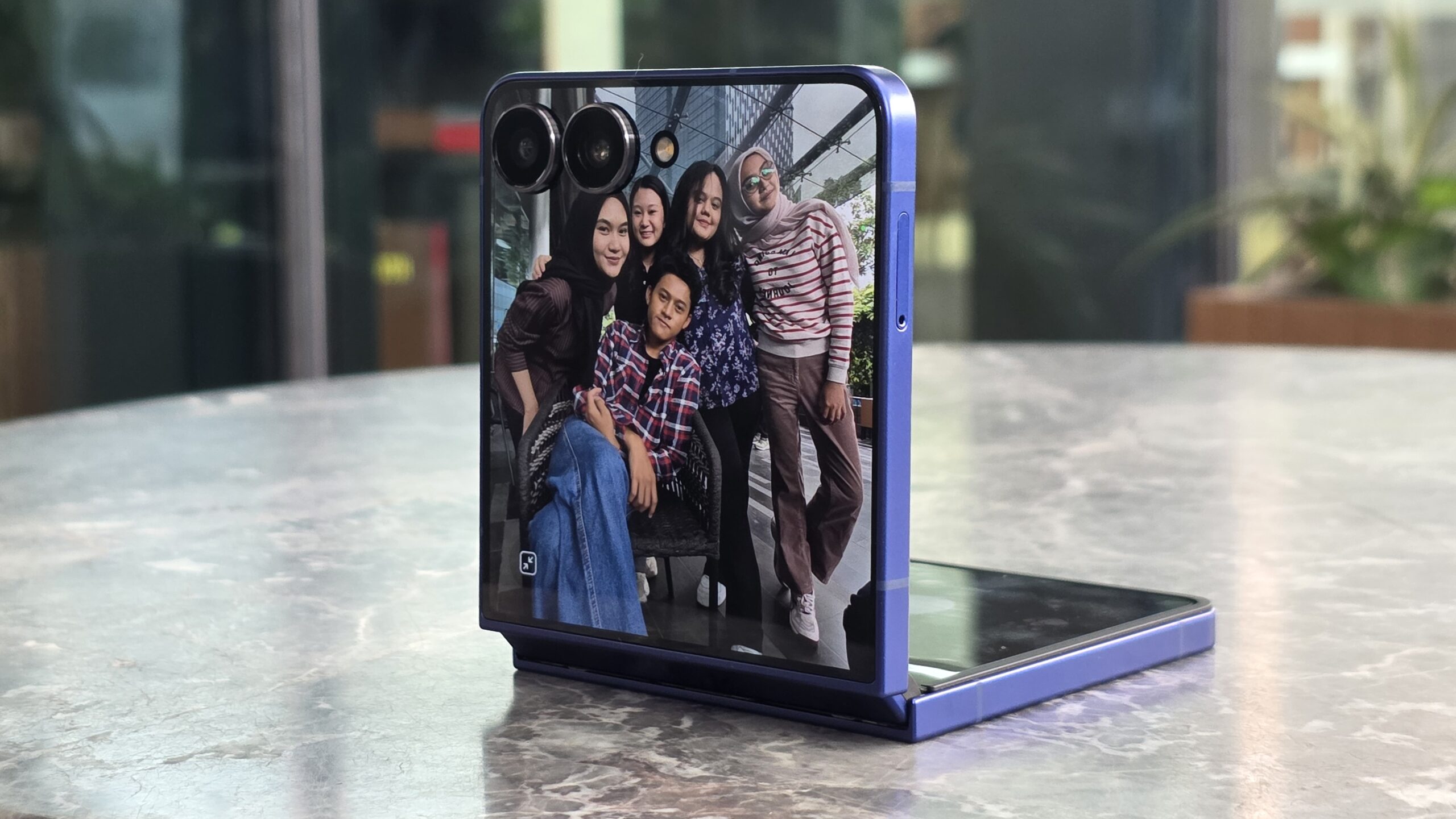 Content image for article: Samsung Galaxy Z Flip7 Bebaskan Kreator Konten dengan Fitur FlexCam dan Zoom Slider